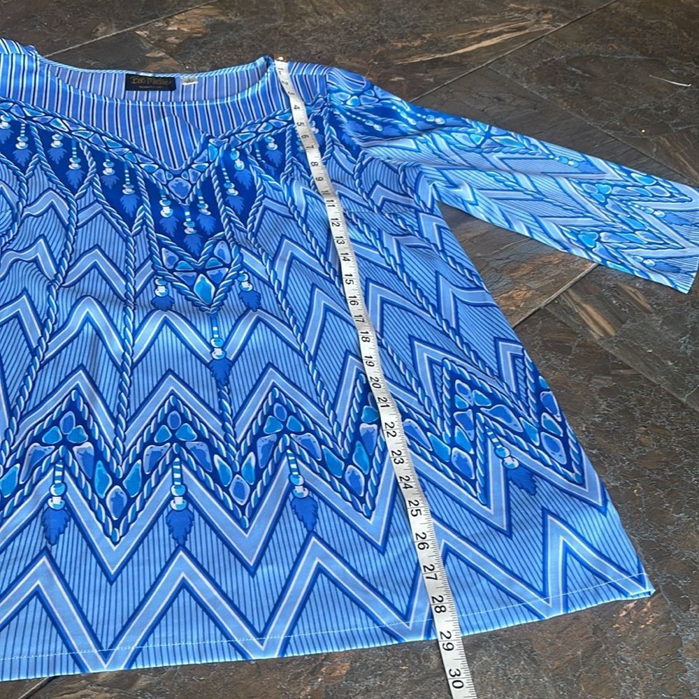Bob Mackie light blue and white patterned short-sleeved blouse. Size L - Picture 7 of 11